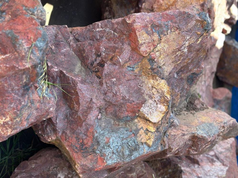 Камни для ландшафтного дизайна красно-фиолетовые 10-60 килограмм купить в Реутове