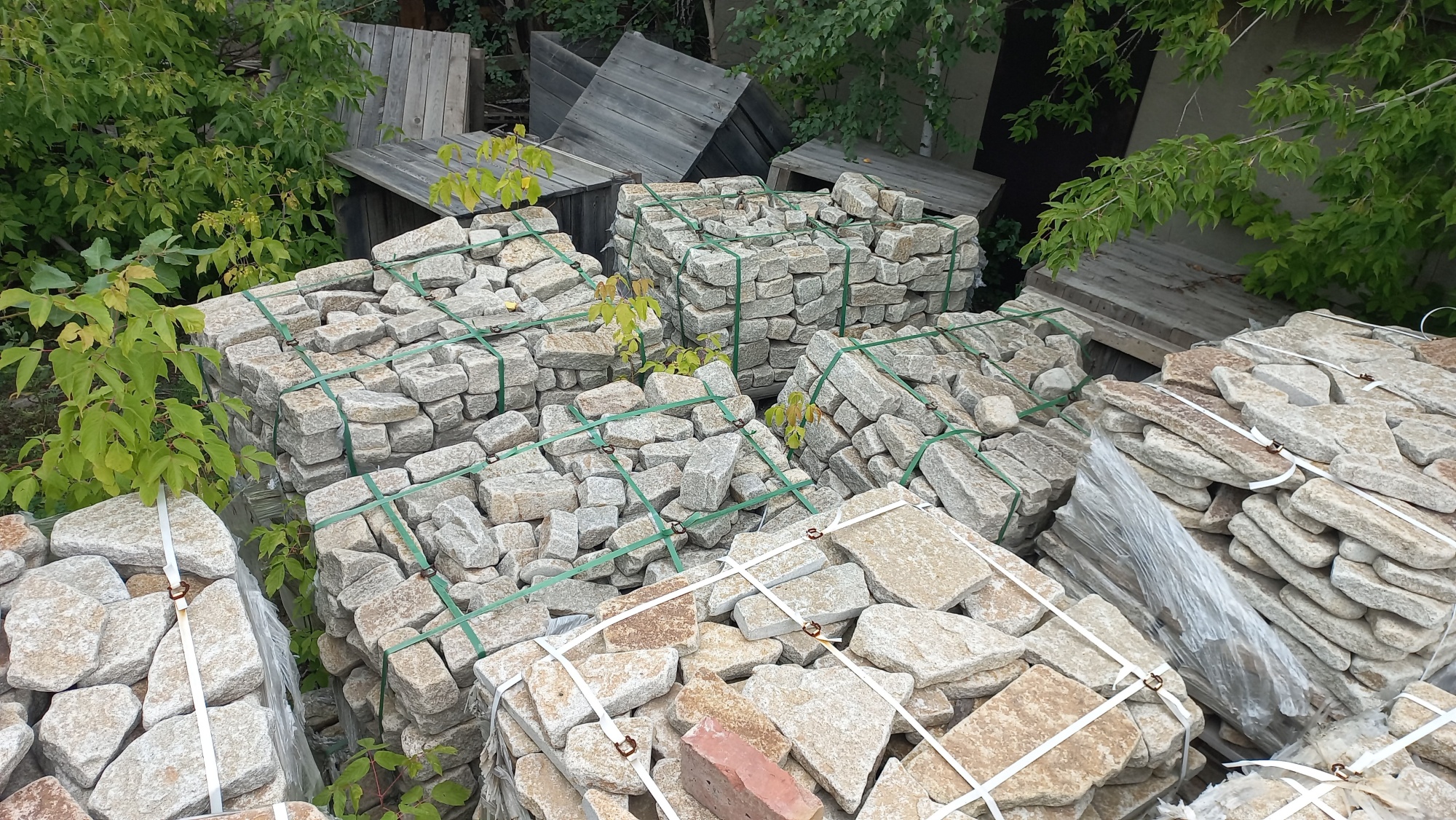 Плитняк галтованный гранитный для ландшафтного дизайна купить в Реутове