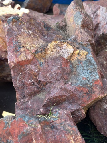 Камни для ландшафтного дизайна красно-фиолетовые 10-60 килограмм купить в Реутове