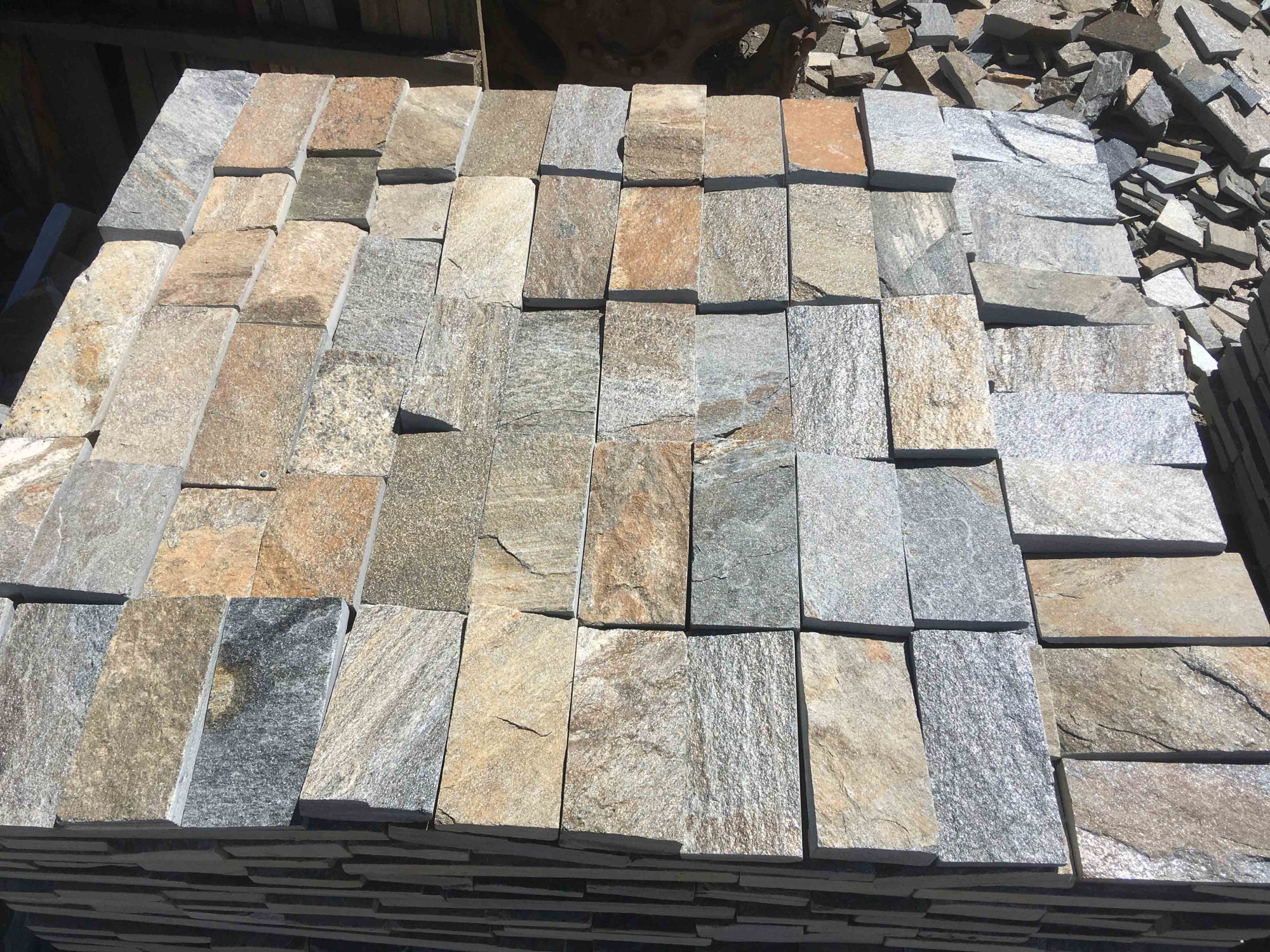 Плитка пилёная златолит Уральский для цоколя, отмостки купить в Реутове