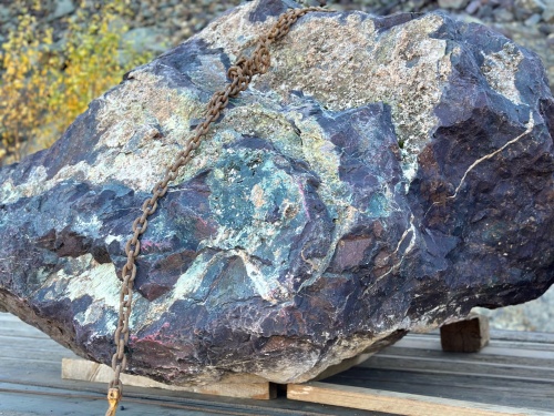 Огромные красно-фиолетовые валуны для ландшафтного дизайна весом более 5 тонн купить в Реутове