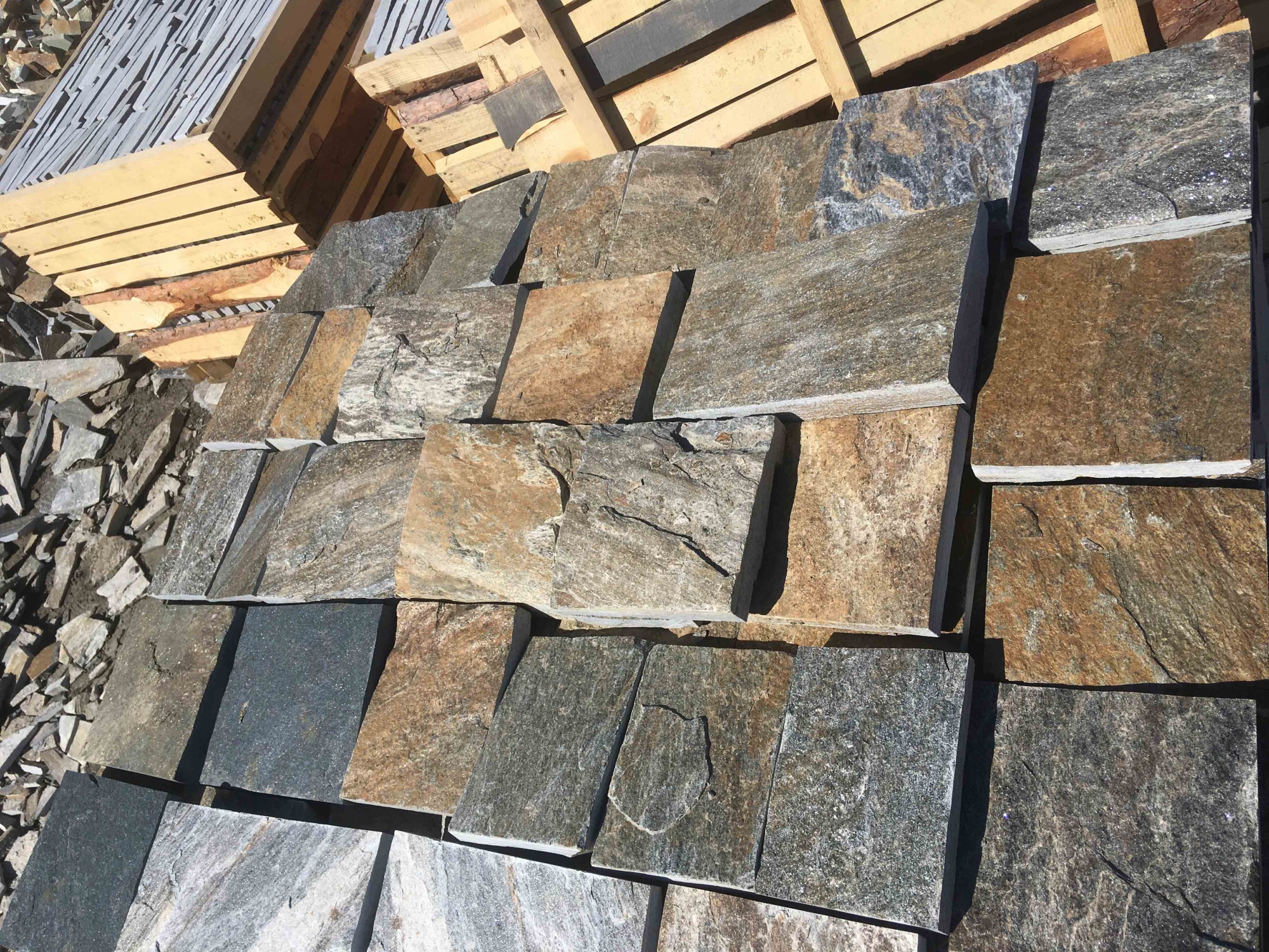 Плитка пилёная златолит Уральский для цоколя, отмостки купить в Реутове