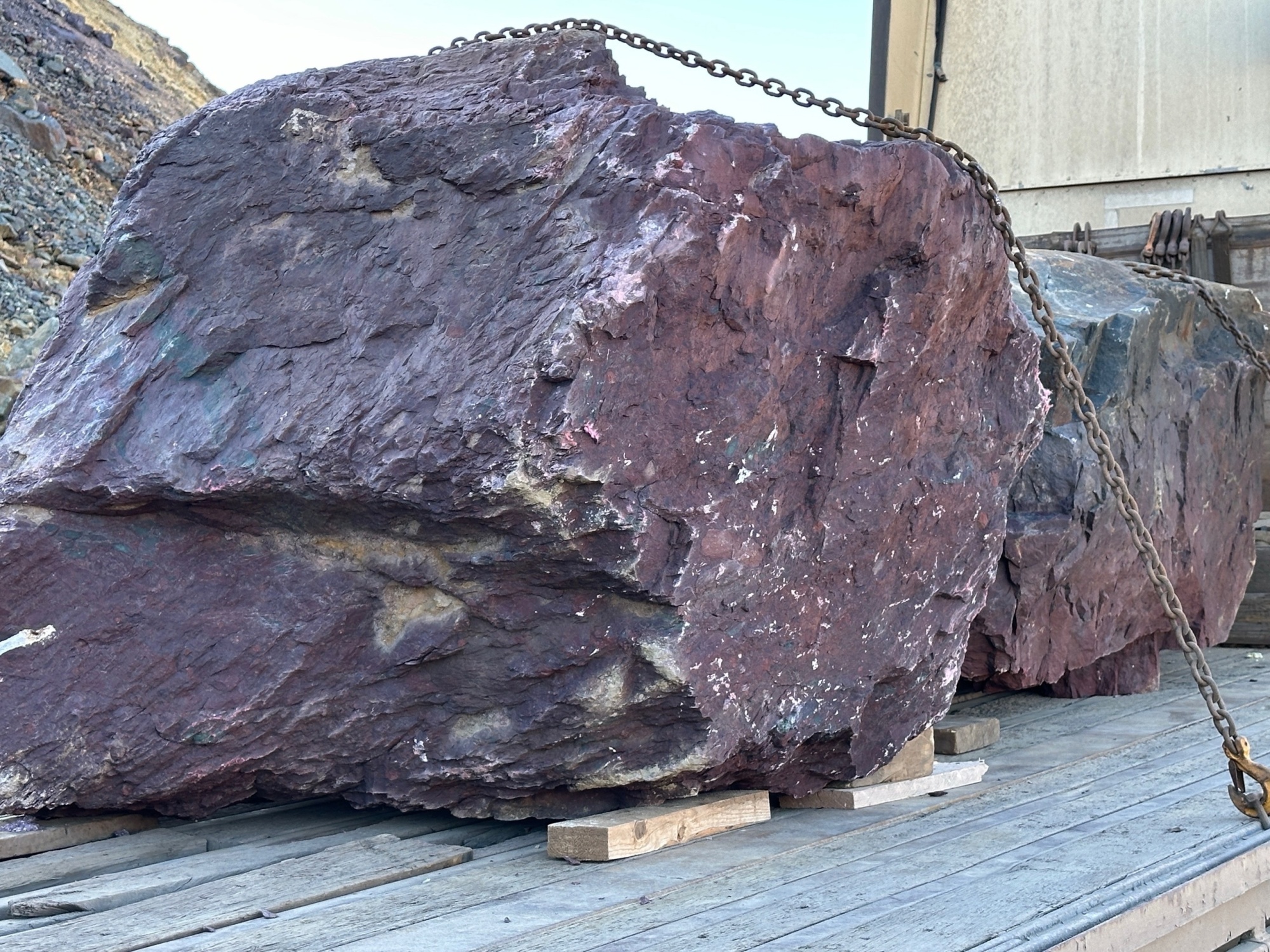 Огромные красно-фиолетовые валуны для ландшафтного дизайна весом более 5 тонн купить в Реутове