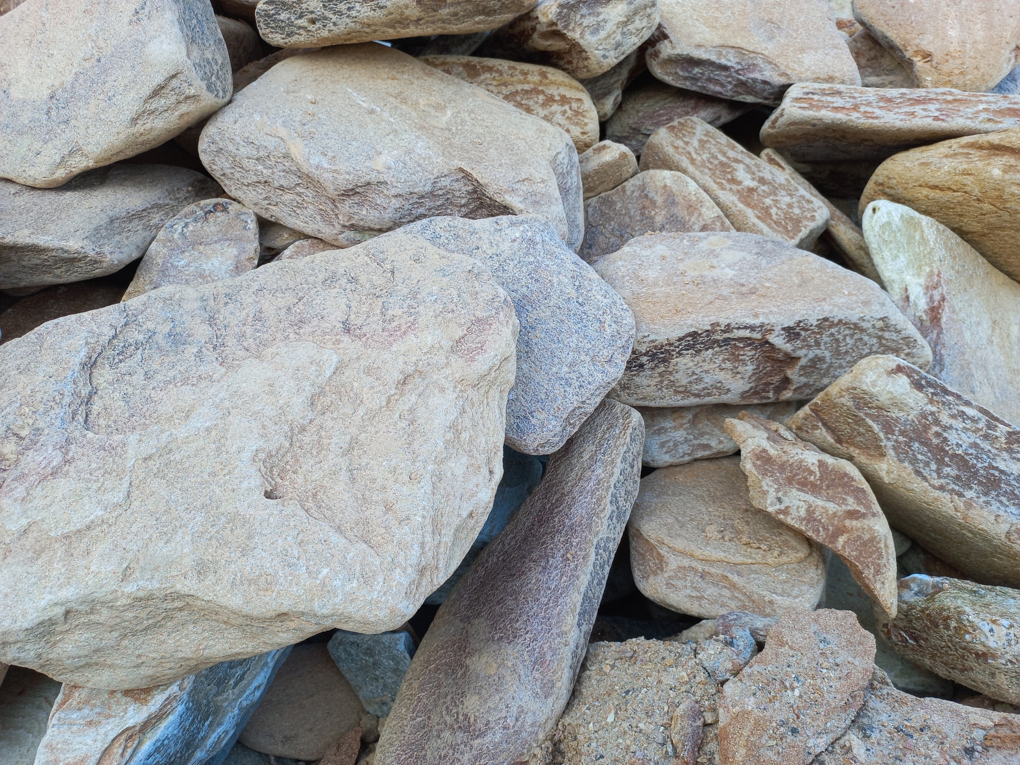 Златолит жёлтый, жёлто-зелёный глыбки и валуны для ланшафтного дизайна купить в Реутове