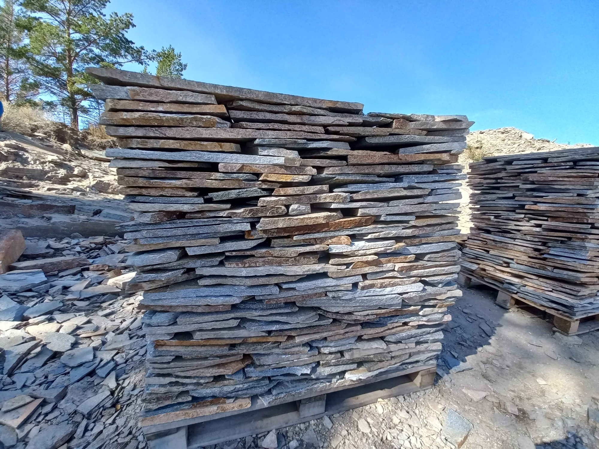 Плитняк златолит серебристый для фасада купить в Реутове