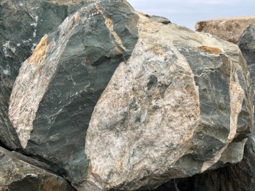 Гигантские зелёные валуны для ландшафтного дизайна весом более 5 тонн купить в Реутове