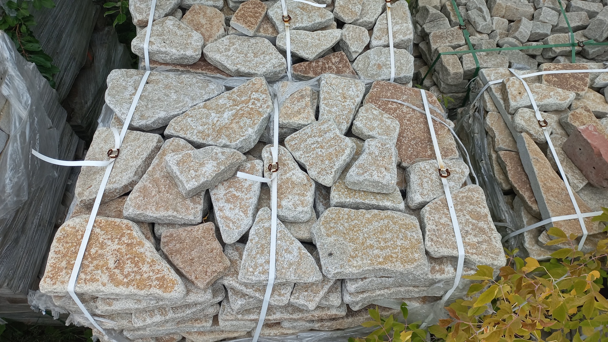 Плитняк галтованный гранитный для ландшафтного дизайна купить в Реутове