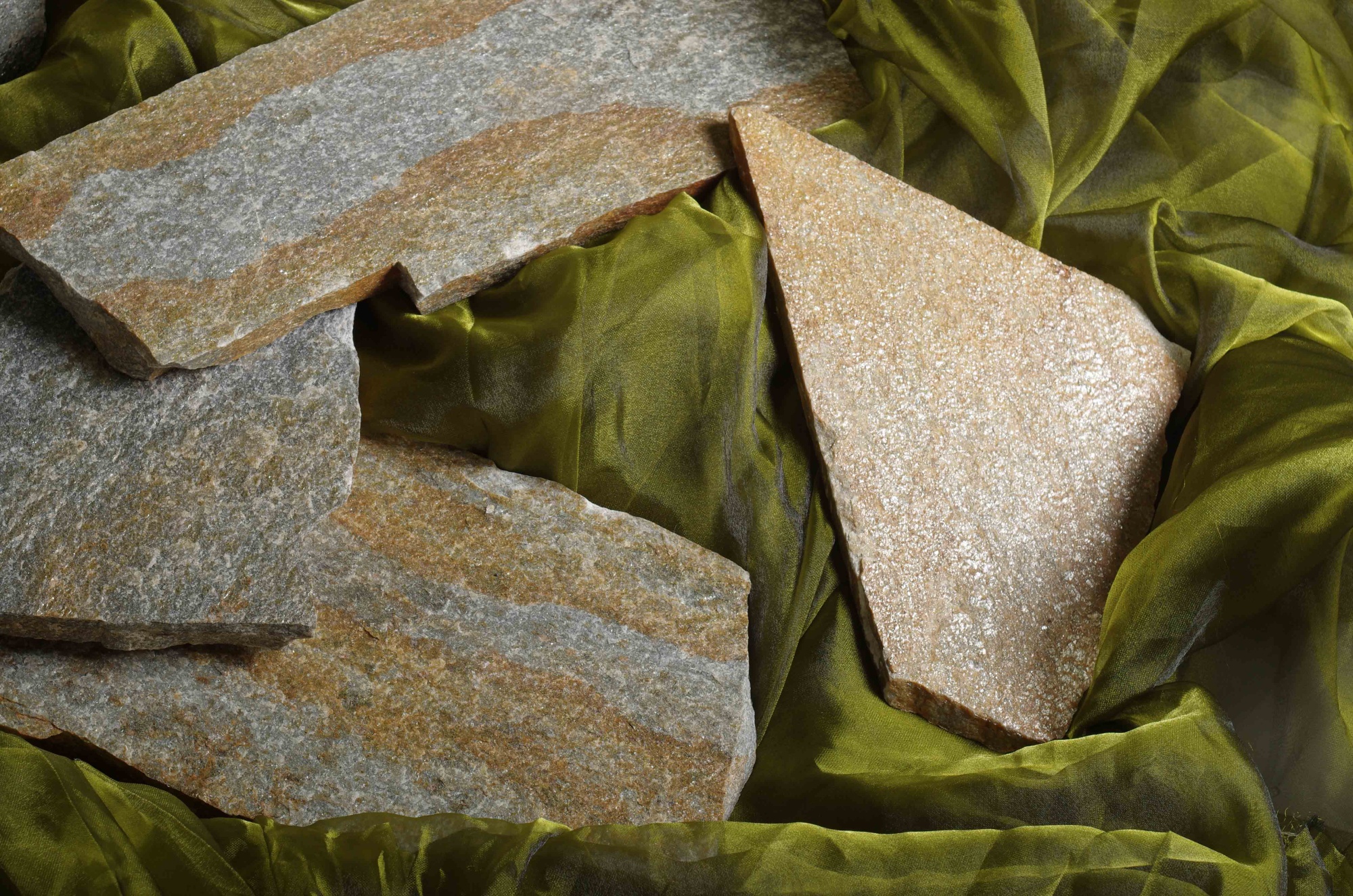 Плитняк златолит Уральский для цоколя, отмостки купить в Реутове