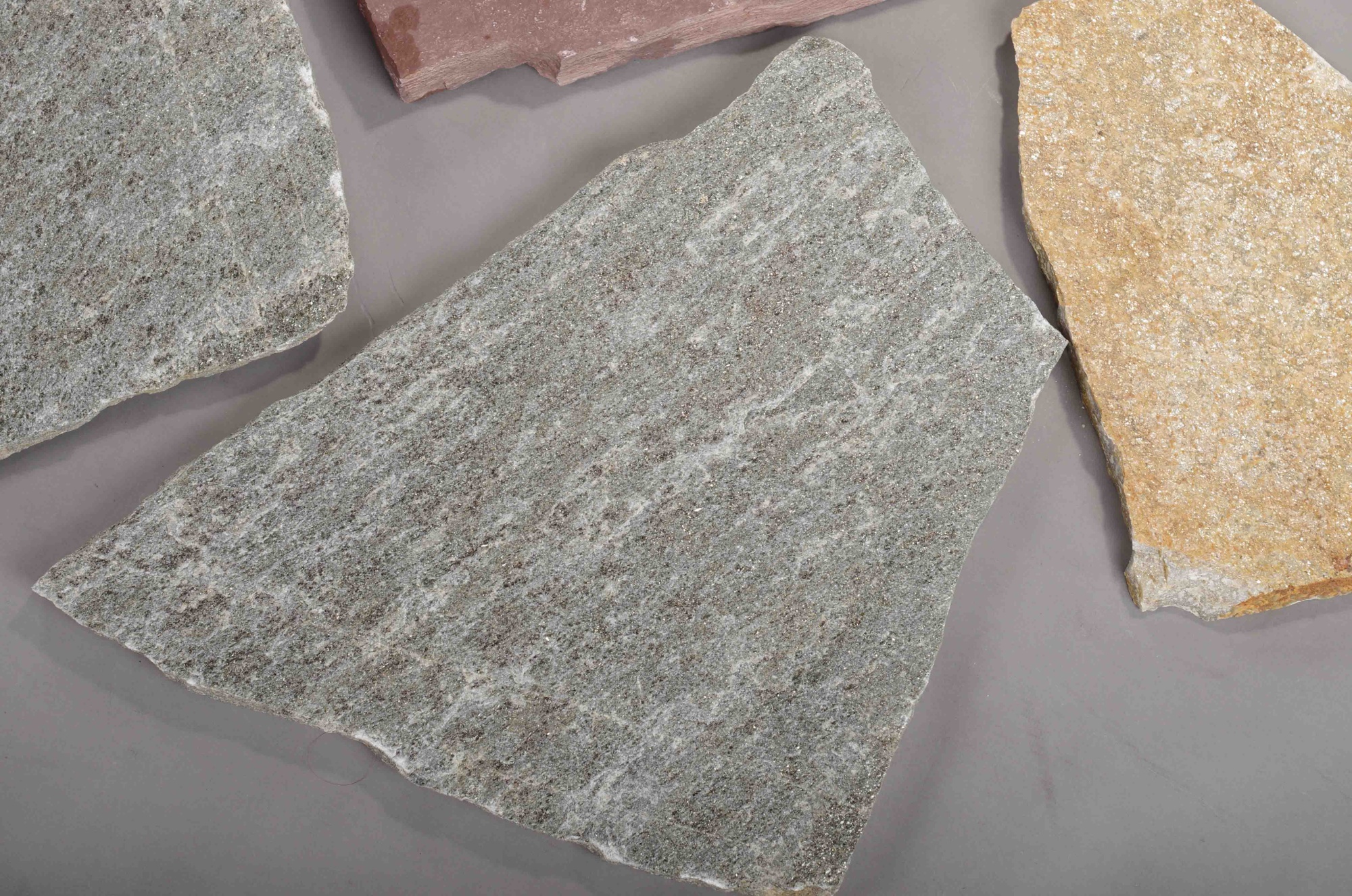 Плитняк златолит Уральский для цоколя, отмостки купить в Реутове